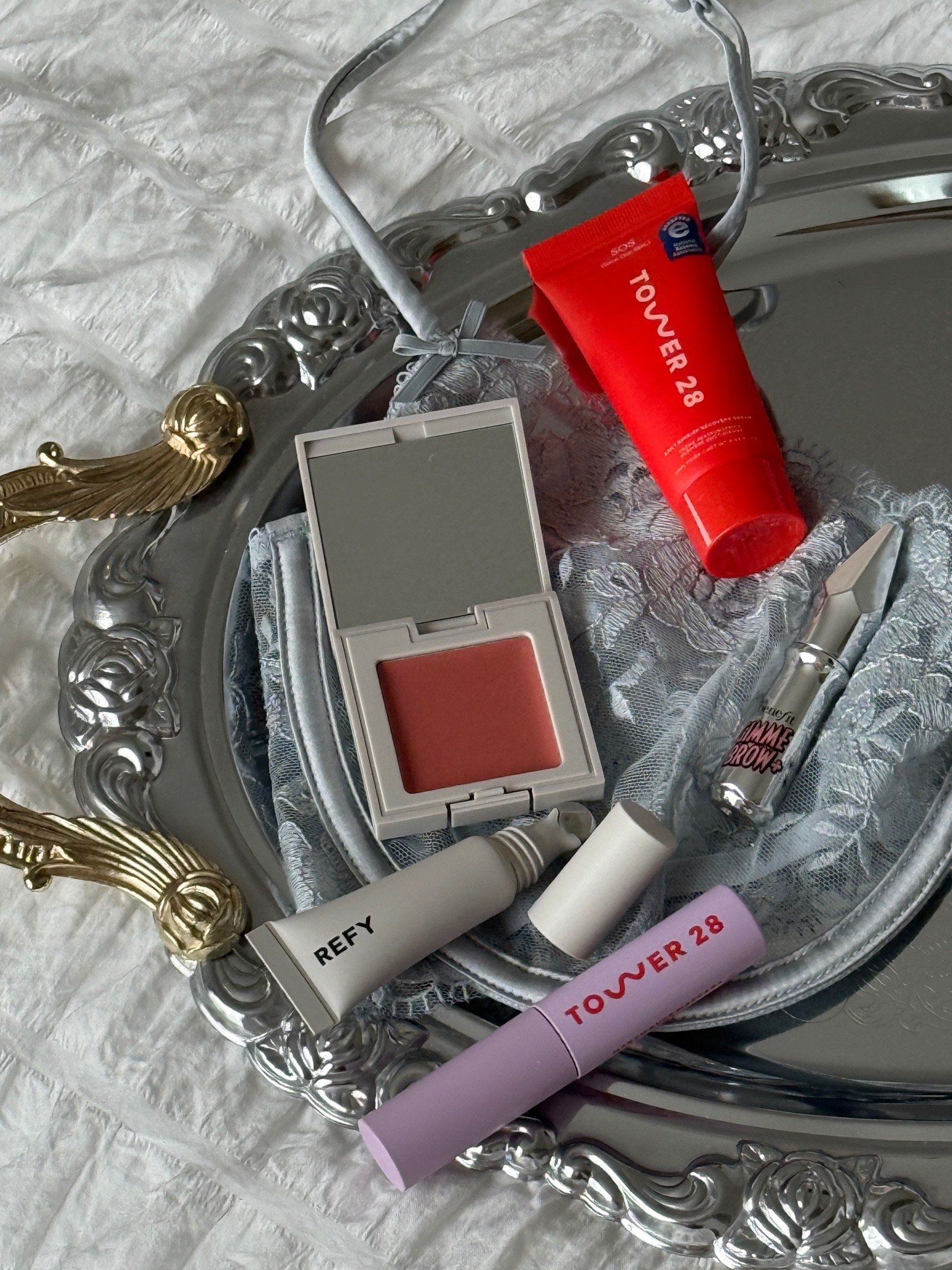 Mini Sephora haul.

I’ve been leaning more and more toward buying minis as my vanity was overflowing with full size products that rarely ran out before expiration.

Tower 28 moisturizer and mascara
Refy blush and lip balm
Benefit gimme brow

#LTKmorningroutine #LTKselfcare #LTKgrwm