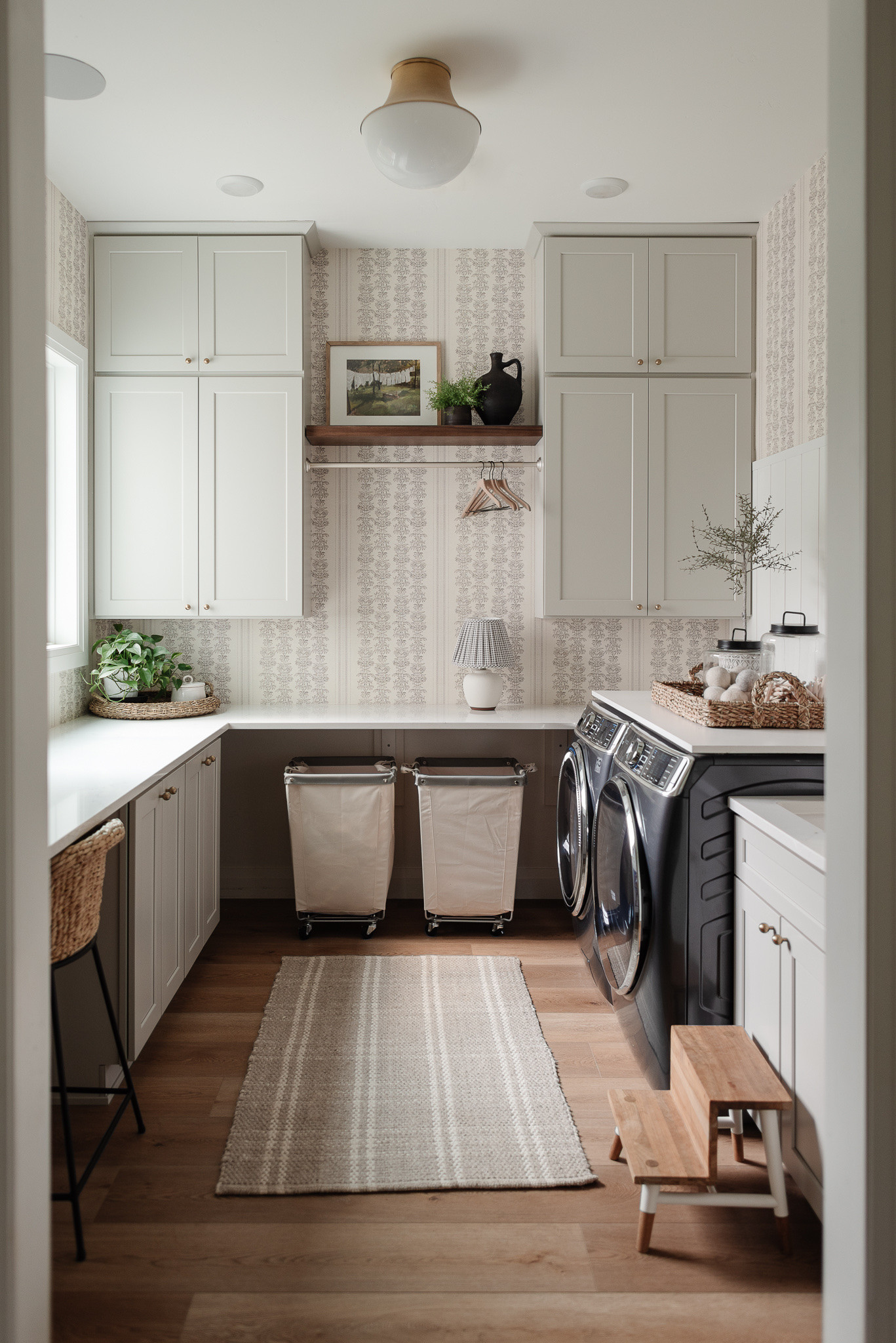Laundry room details 🤍


Laundry room, laundry room decor, laundry basket, wallpaper, floral wallpaper, laundry room ideas