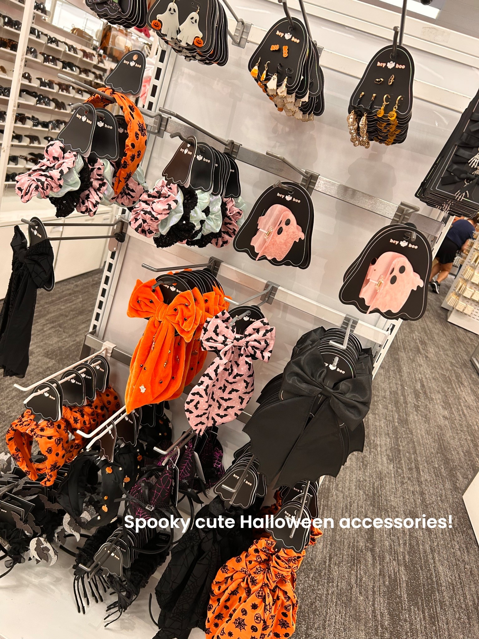 How cute are these Halloween accessories! I love the ghost jaw clip! 👻

#LTKStyleTip #LTKFindsUnder50 #LTKHalloween