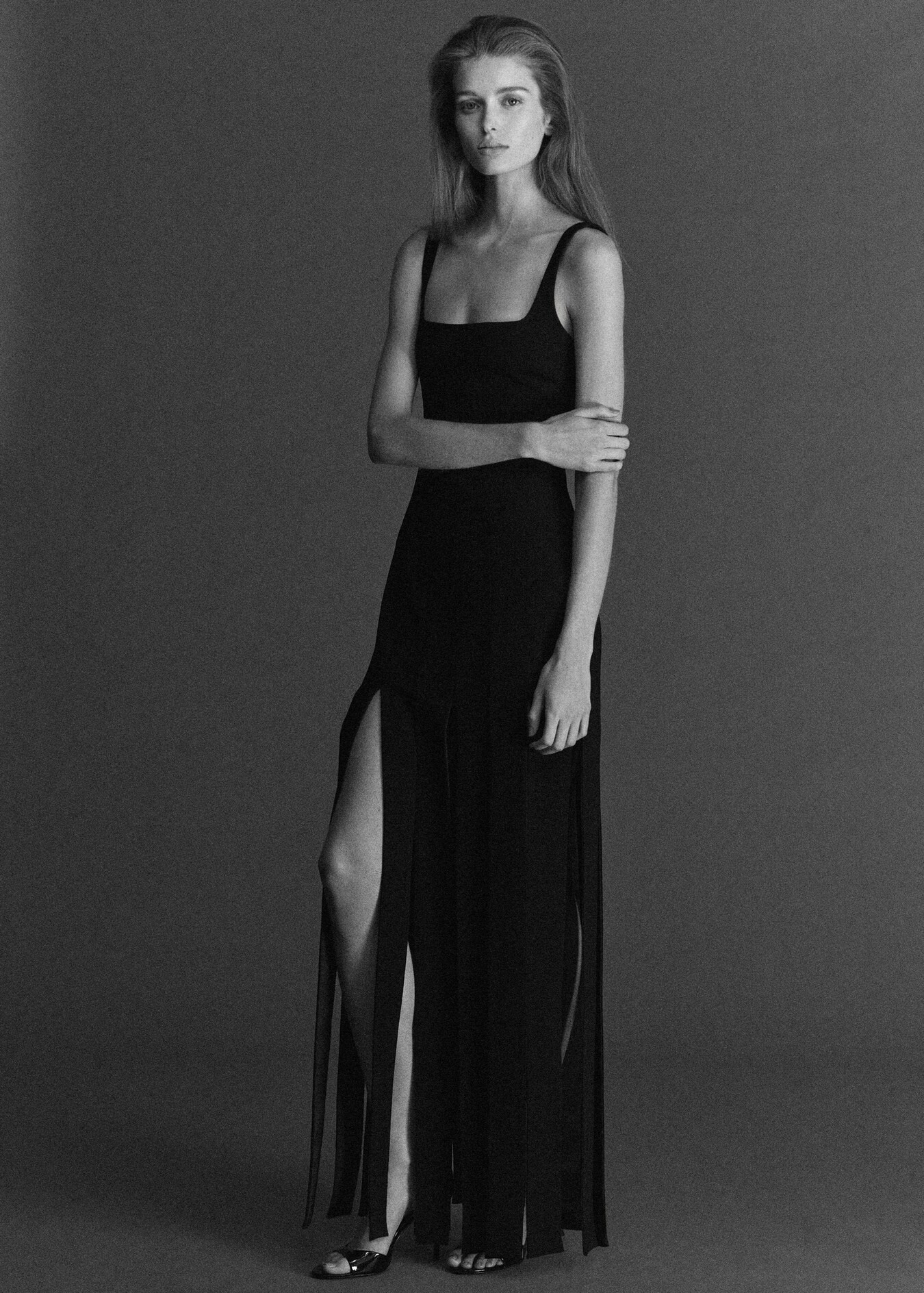 Low-cut dress with fringed hem | Mango (US/MX/AU)