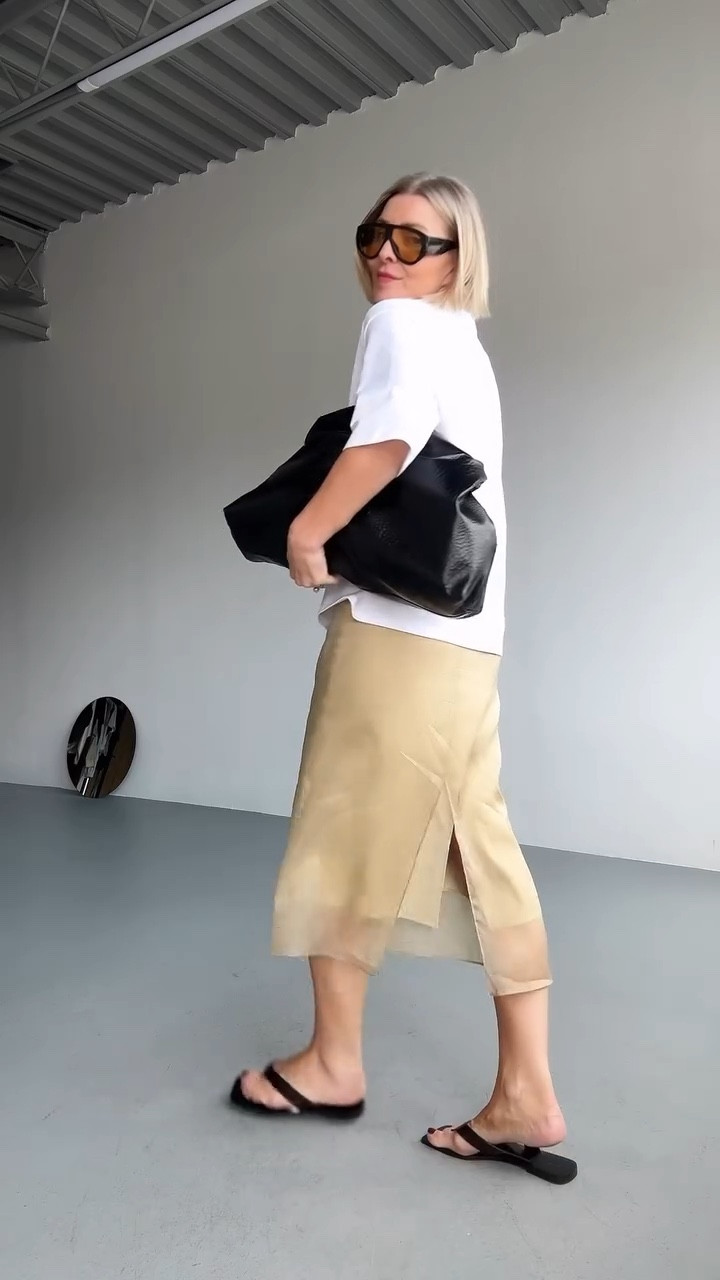 Casual, but with a little something.
This outfit is basically just a tee and a skirt but the fabric, shape, and accessories do the work.

The tee has a heavier cotton and elbow-length sleeves, which somehow makes it feel more styled than your average short one. The skirt is a silk-blend pencil cut, lined and slightly sheer in the sun, but still fully wearable.

Tuck or no tuck? Depends on the day.
Added my usuals: leather flip-flops, weekday carry-all, and that tassel necklace I’ve been styling with everything. Bronze-lens sunnies to seal the vibe.

📌 Style tip: Subtle upgrades like sleeve length (here, longer), fabric weight (this tee has heft), and a strong accessory (like that sculptural sautoir-style necklace) can shift a look from basic to intentional. Seriously❣️small details change everything.

P.S. This look is also part of my Summer Formulas Stylebook❣️if you haven’t grabbed it yet, the link’s in the highlights!

🔗 Comment LINK if you want pieces or similar finds.

#howtowearit #over50style #pencilskirt #minimalstyle #summerstyle #personalstylist #summerformulas #sheerskirt #longnecklace #summercasual #statementnecklace #sautoirnecklace #massimodutti #ossunglasses #thefrankieshop