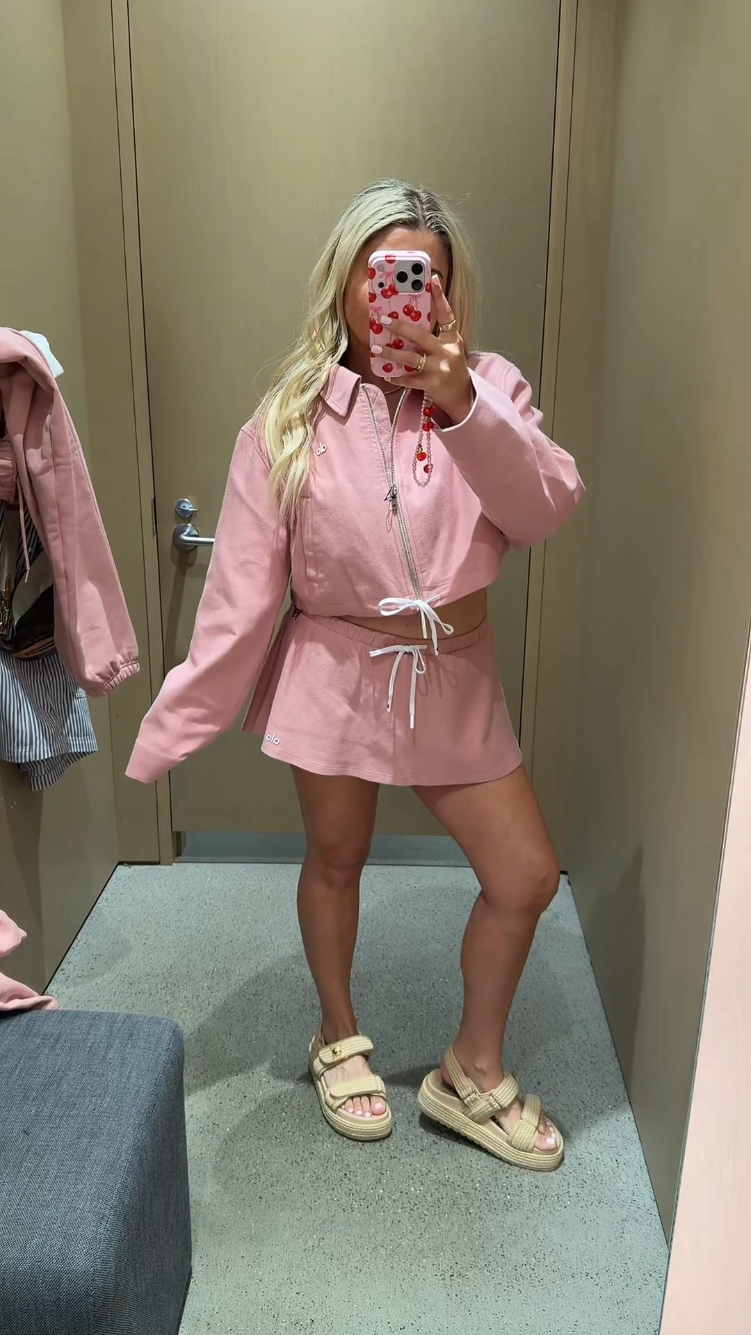 New Alo vintage pink ✨
Size small
