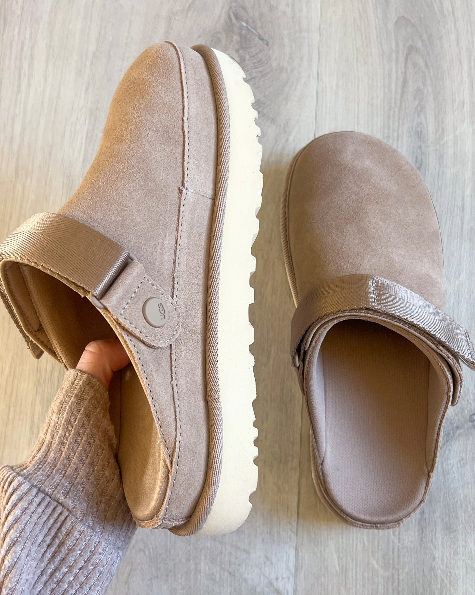 RAN to grab these Ugg clogs on sale $40 off! The sand color is 🤌🏼

#LTKSaleAlert #LTKFindsUnder100 #LTKOver40