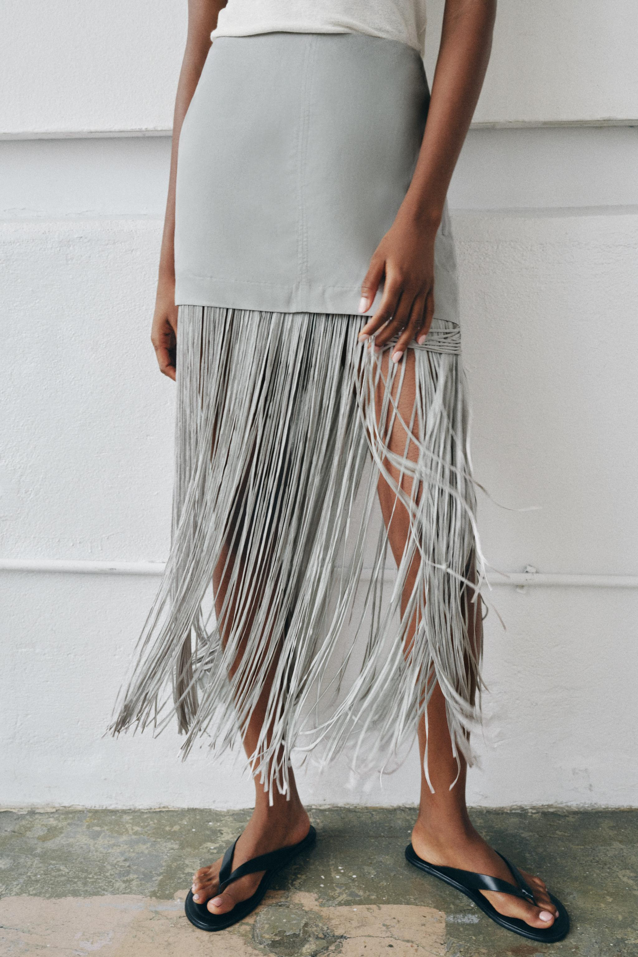 Low-rise mini skirt made in a viscose and linen blend. Hem finished with tonal fringe appliqu\u00... | Zara US