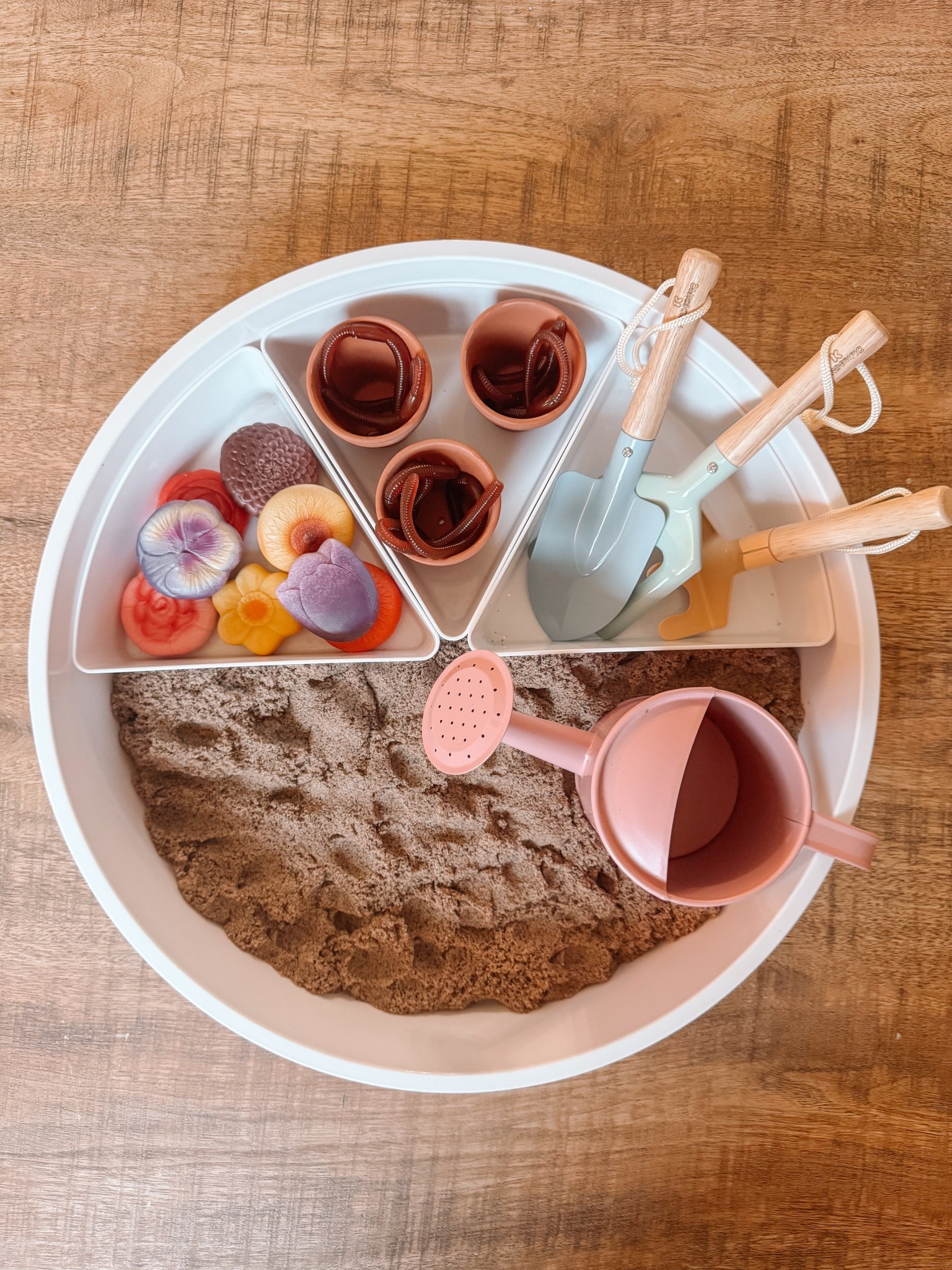 EARTHWORM SENSORY TRAY 🪱🪴

#LTKKids #LTKSeasonal #LTKHome