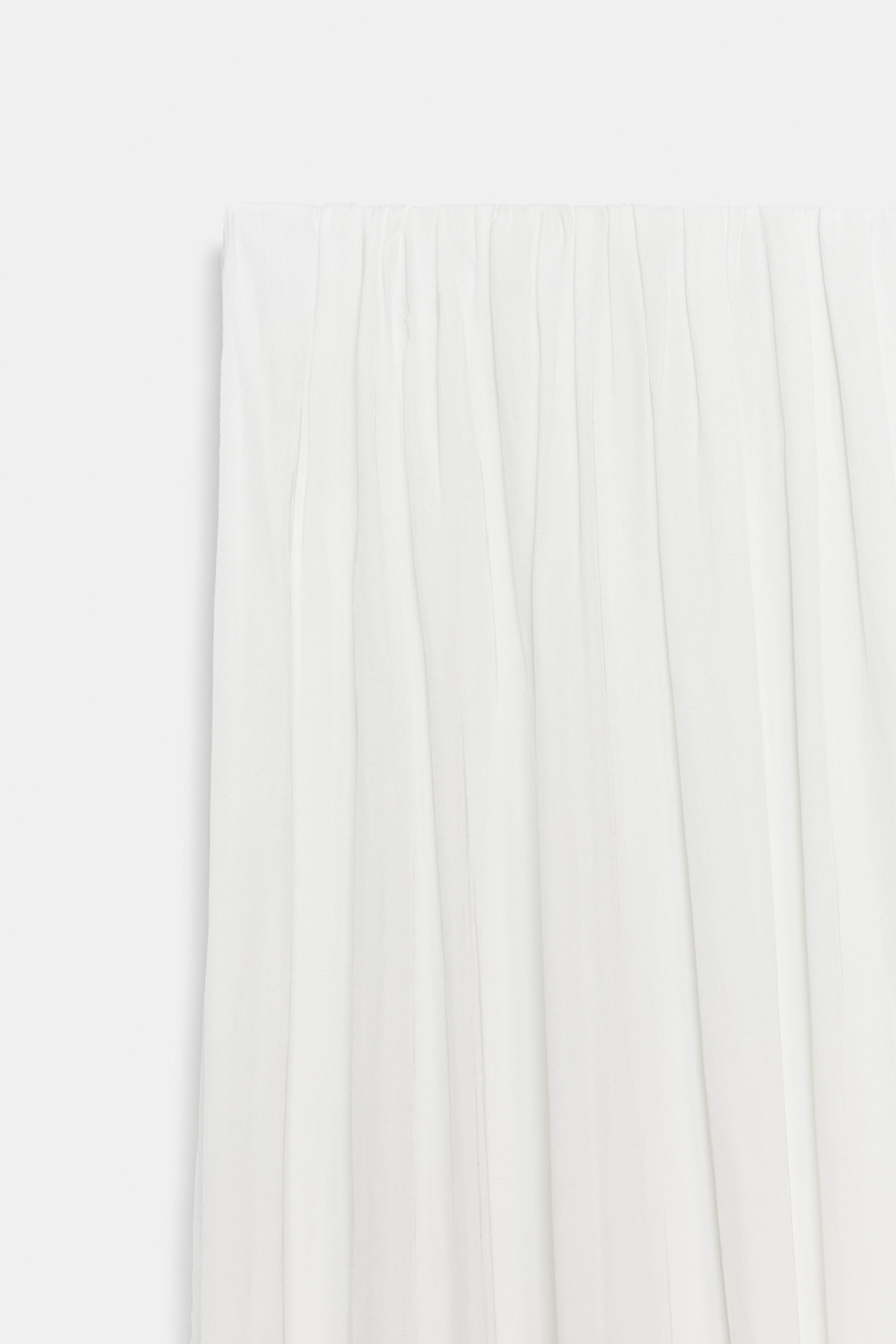 Größe des Models: 181 cmHose aus Satin. Mittelhoher Bund mit Gummizug. Mit Zierfalten. Asymmetr... | Zara DE