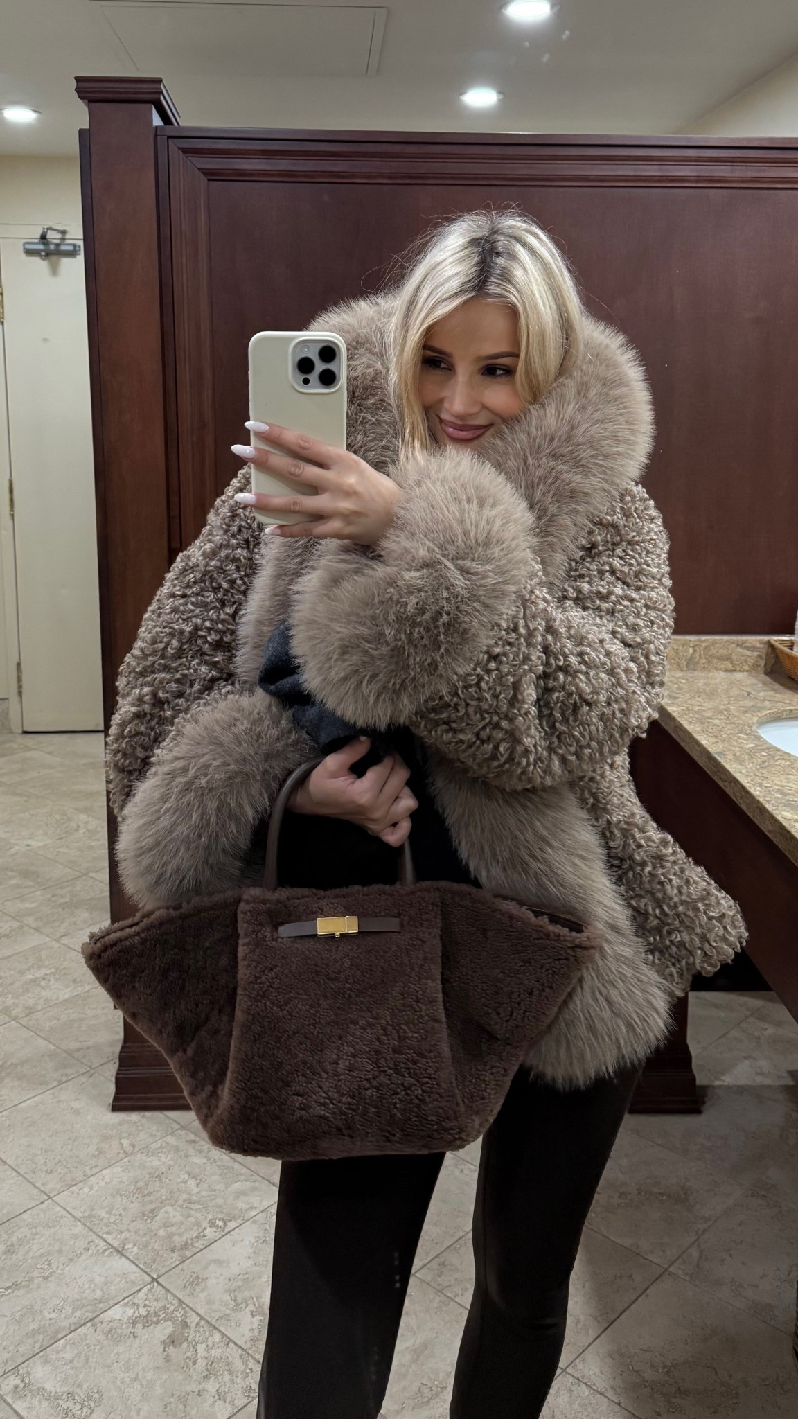 The best teddy jqcket 🤎 

#LTKcanada #winter #furcoat fur jacket #wintercoat

#LTKwinter #LTKstyletip