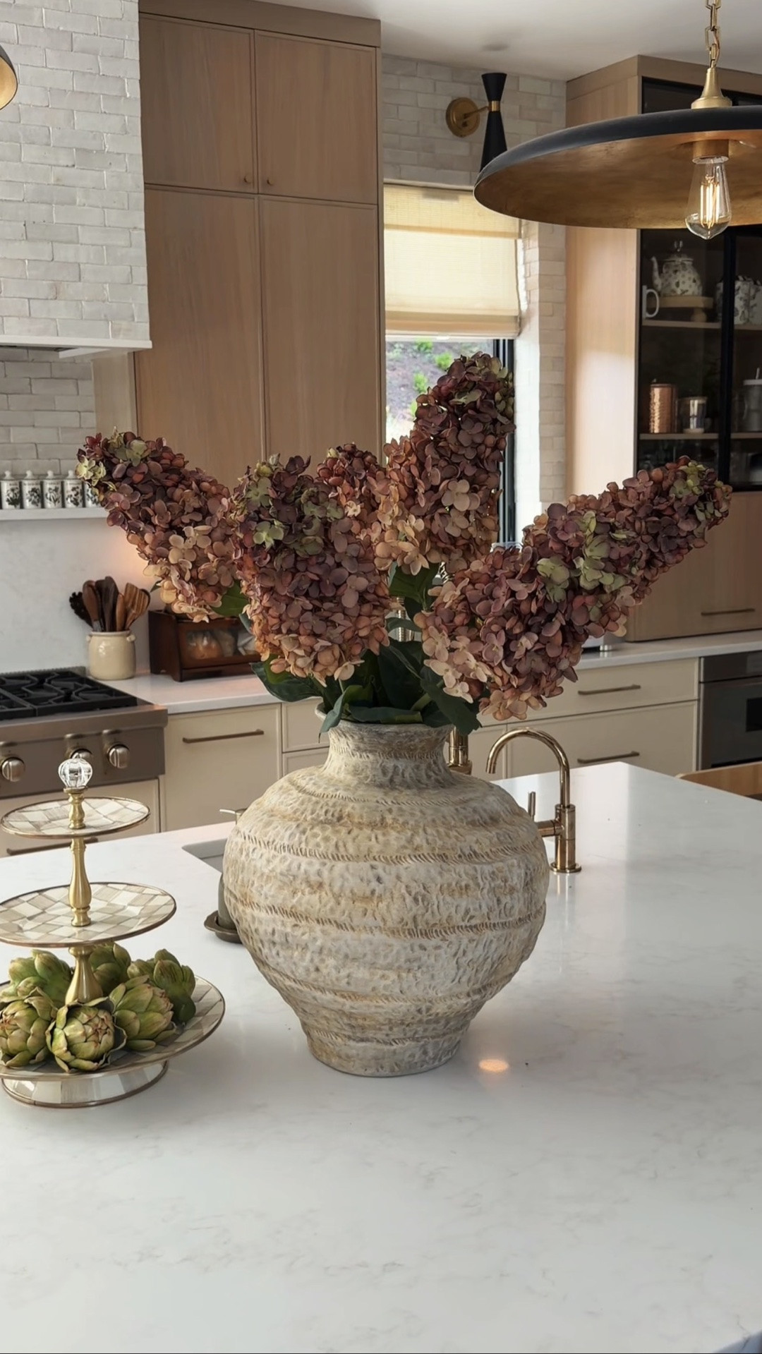 The most realistic faux cone hydrangeas I’ve ever seen! 🤎😲 I seriously can’t get over how lifelike they’ll stay beautiful year-round with zero maintenance.