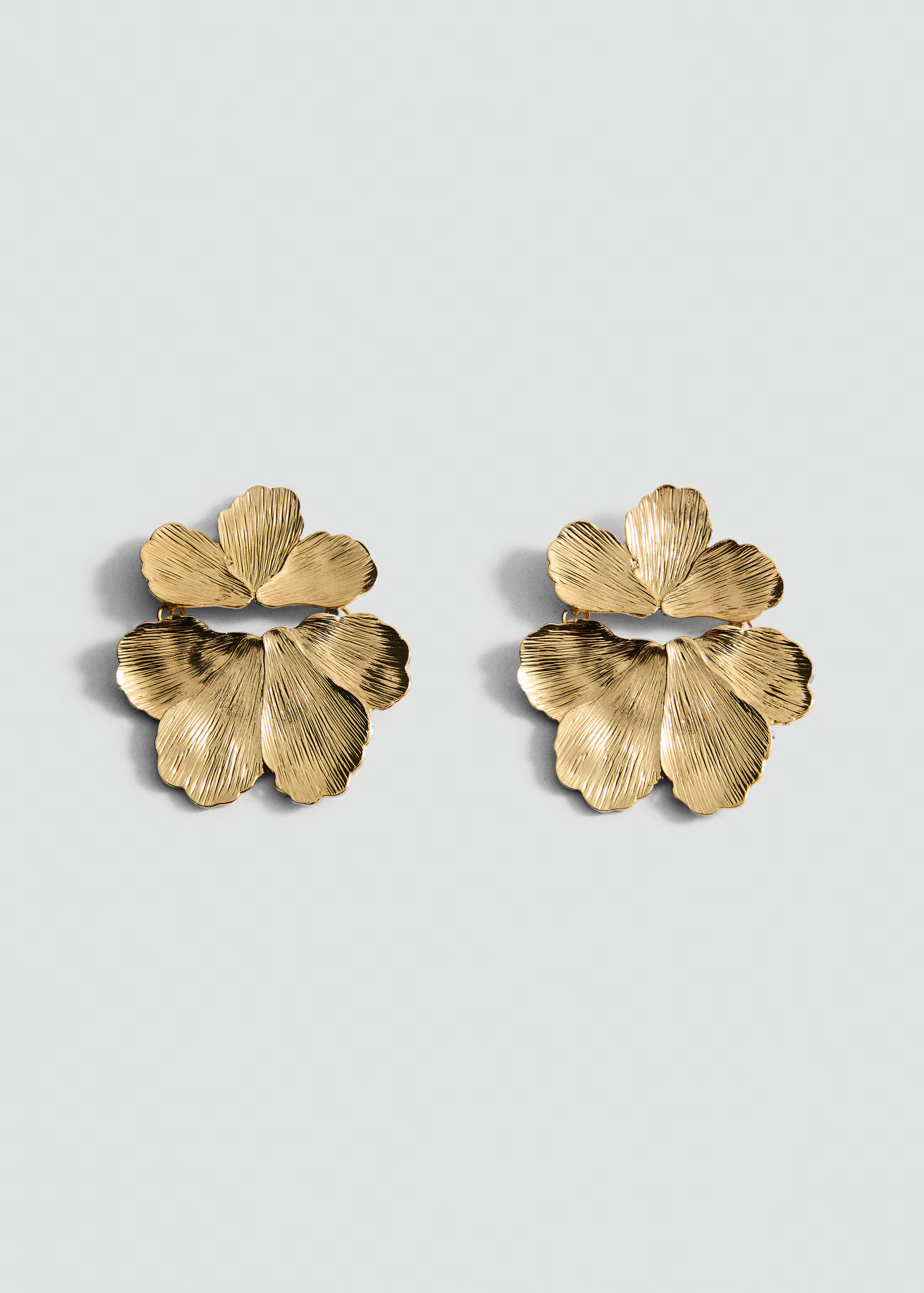 Textured flower earrings - Women | MANGO USA | Mango (US/MX/AU)
