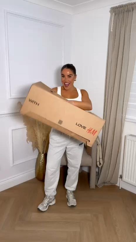 31 days of A/W outfits!

H&M, autumn, new-ins, haul, shirt dress, tailored trousers, leggings, rib-knit dress, belted blazer, teddy jacket 

 #LTKuk #LTKautumn #LTKeurope