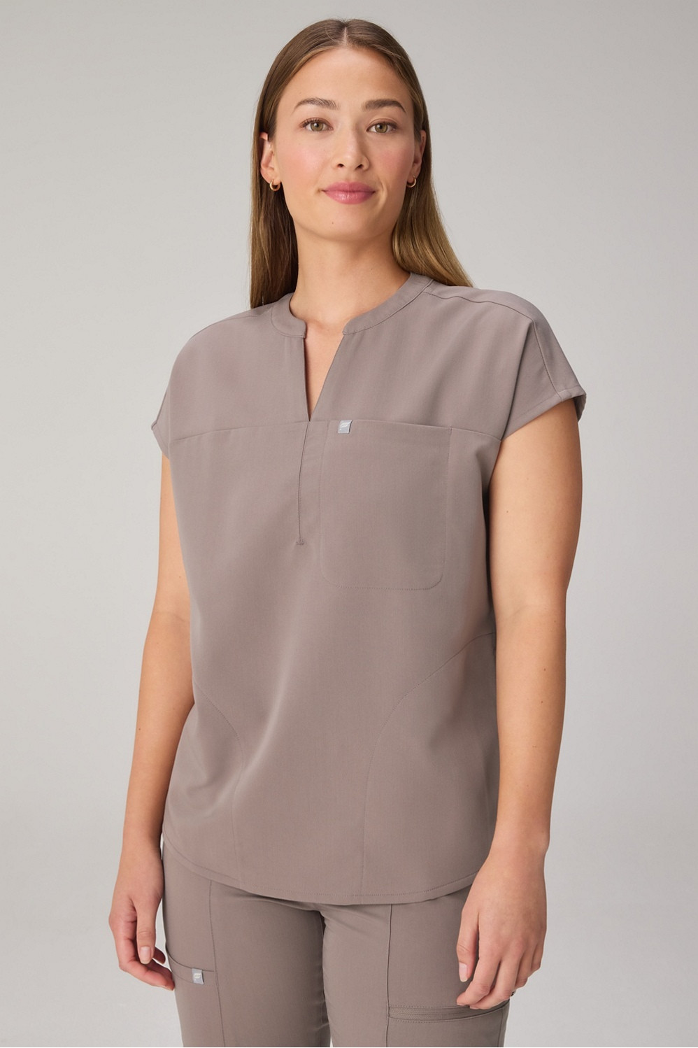 Evolve 3-Pocket Scrub Top | Fabletics