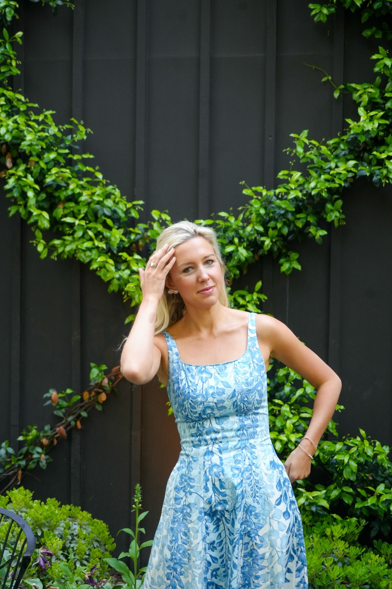 YALL THIS DRESS IS REVERSIBLE!!! Also I’m wearing Target shoes in this photo ;) it’s all about balance!!!!!!! 