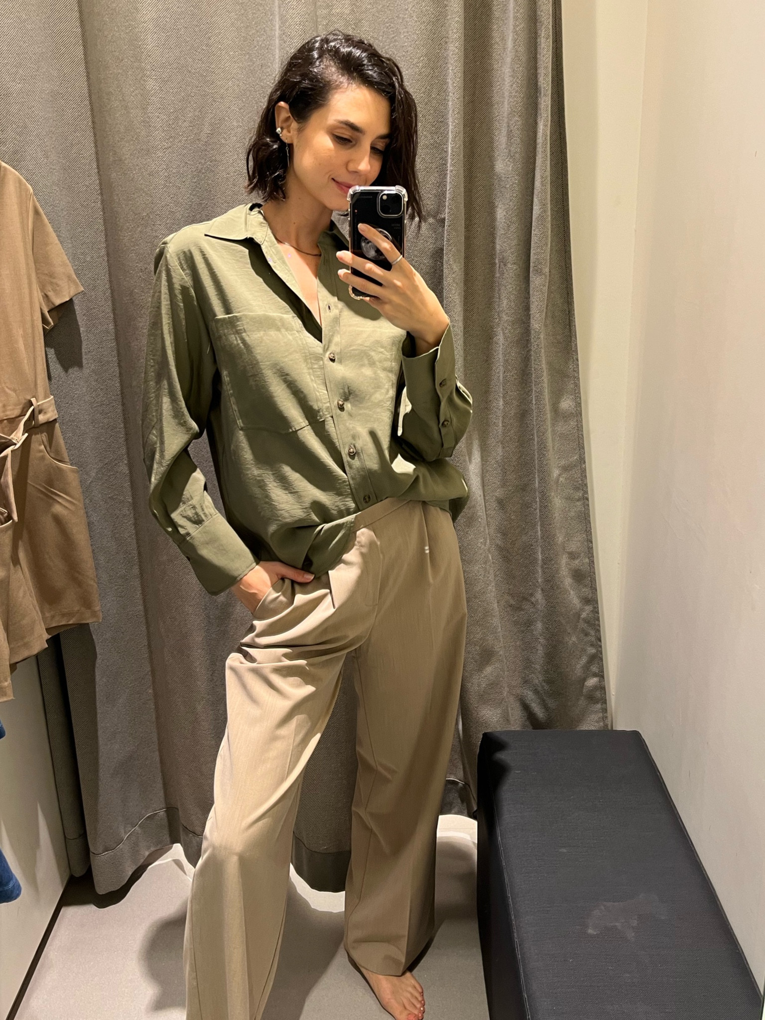 Provador na Mango com look terrosos, moda tradicional e elegante mesmo no verão! Linkei peças parecidas pra vc se inspirar! Yay or nay? camisa + calça comfy social! 🧚🏼

#LTKbrasil #LTKlookdetrabalho #LTKdicadeestilo