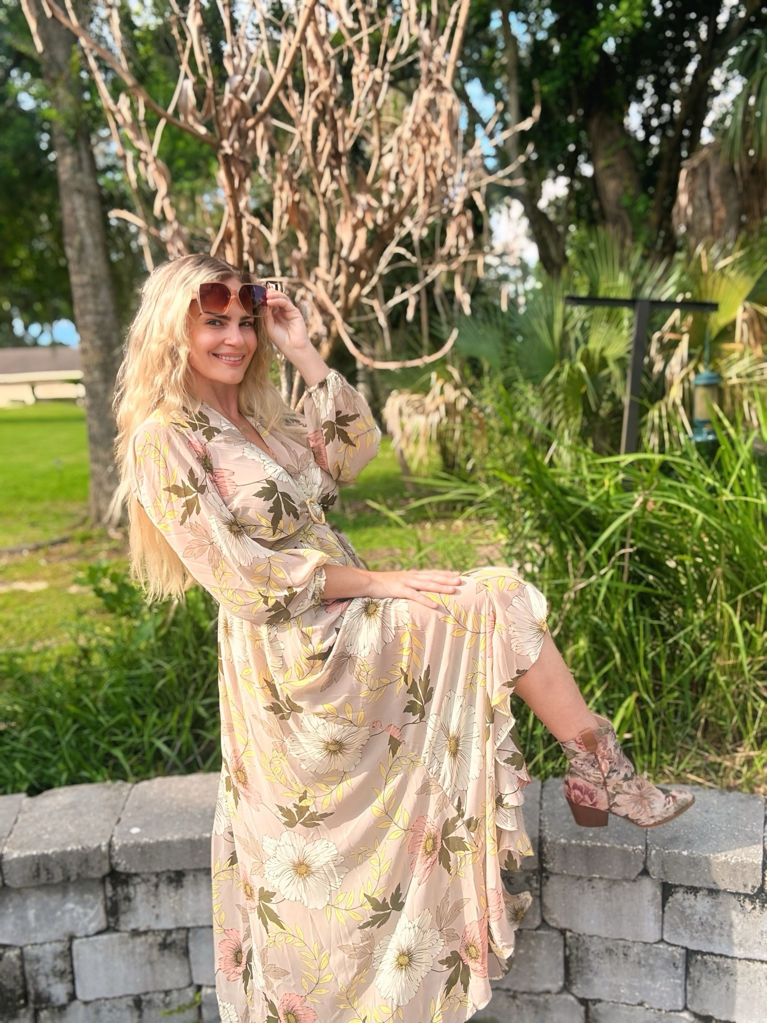 The perfect romantic dress!!

Size medium
Fits tts
Code: hilary35

High lose dress
Boots