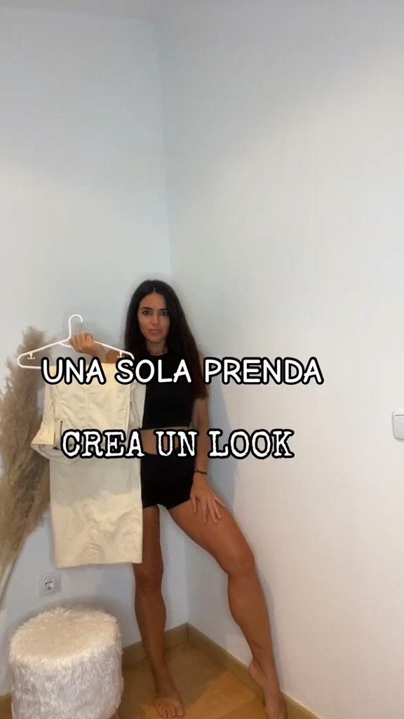 Cada mañana nos hacemos la misma pregunta entre prisas, madrugones y, las que tienen suerte, con un aroma a delicioso café recién hecho. 
¡Qué levante la mano a quién le suene familiar este momento! jaja
Tranquila, has llegado a la cuenta correcta, yo te ayudo a vestir bien y rápido cada día, te aseguro que soy experta en esto de la organización y aprovechar cada segundo del día.

UNA SOLA PRENDA QUE CREA UN LOOK
Un ejemplo perfecto de cómo una sola pieza puede vestir un look. Tener prendas de este estilo en tu armario te será de mucha utilidad: pueden ser vestidos, monos, vestidos... Piezas que por ellas solas ya crean un lookazo.

Además, ¿Sabías que vestir en este tipo de tonos, blanco, crudo, beige, es la máxima elegancia en el vestir?
Así que tienes todo en uno.

🌟Rapidez al llevar un total look en solo una pieza. Más rápida para vestirte imposible 
🌟Elegancia del color
🌟Practicidad
🌟Comodidad

¿Qué más quieres?

¡Ah! Si quieres que te diga de dónde es este mono tan 🔝
Te lo dejo por aquí 💕

#LTKeurope #LTKSeasonal #LTKunder50