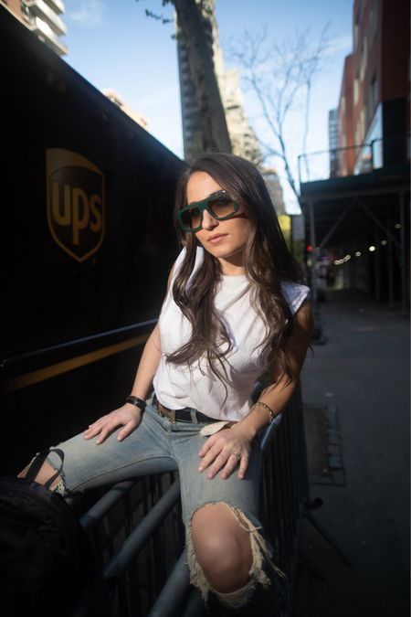 Summer outfit urban streetstyle - boyfriend jeans plaid white tee and pop color sunnies 