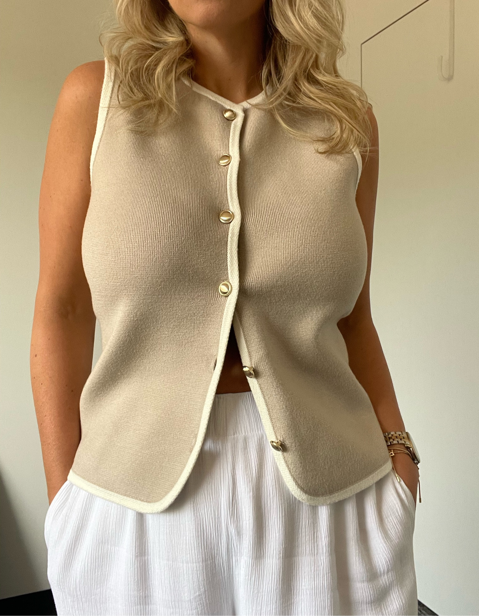 The A&F Mara Crew Sweater Vest size medium. Crinkle Textured pull on pants in a MR. 

Abercrombie. Midsize. Vest  

#LTKMidsize #LTKxNSale