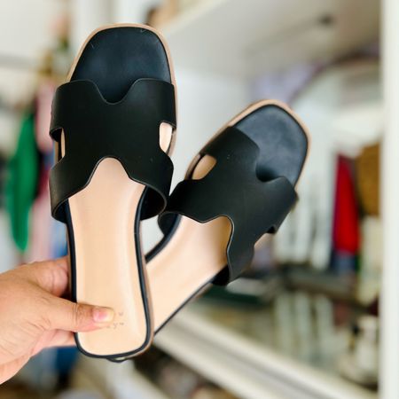 I needed some black sandals so I decided to try these. They’re so chic and comfortable, plus they’re giving designer inspired.  I can’t wait to style them, especially with a black and white vibe! 🖤🤍 