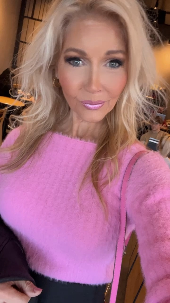 Pretty in PINK! 💄 PINK LIPSTICK that is!! 
My signature SHIMMERY ICE lipstick here for all you Ladies to SHINE!! 