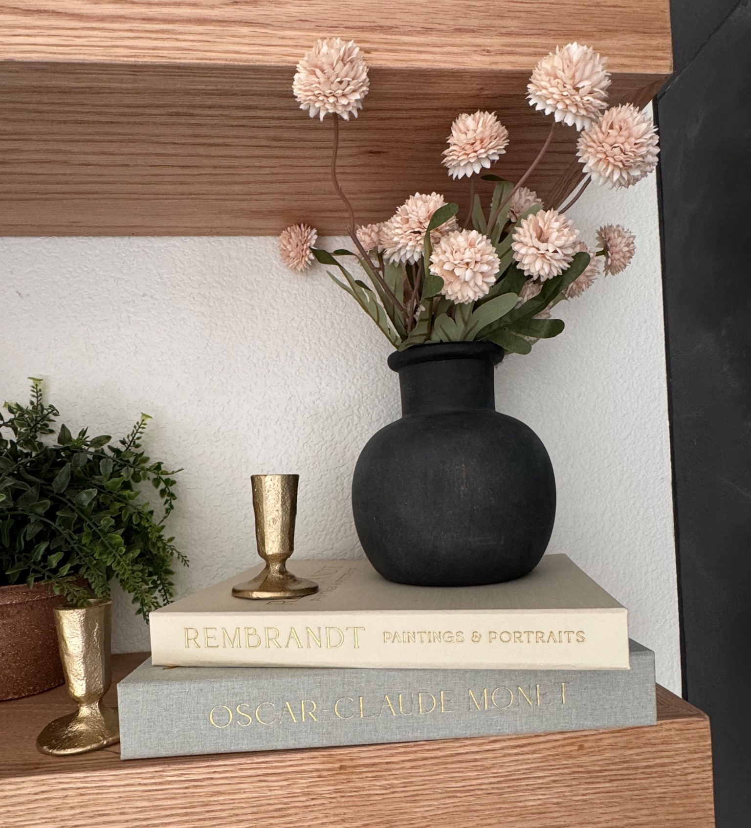 Earthy + Modern

#moderndecor #shelfdecor #cozyvibes #homedecor #minimalist

#LTKHome