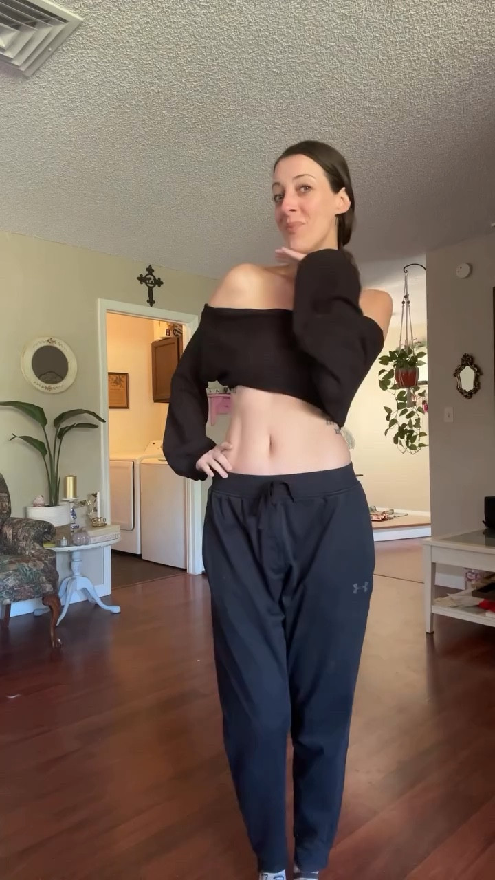 Trolls are starting to forget they belong under bridges and not on the internet … like if you’re mad you have a job, and you’re jealous I get to stay home — I totally get that, but also like don’t be mad at me for that and just make different life choices instead of being bitter??? Idk yo, make it make sense 🤷🏽‍♀️✨ also don’t ask what in the George Washington is happening with this hair it’s laundry day okay 😂

intro song: man I need @oliviadeanworldwide @oliviadeano 
#keyboardwarrior #jealousy #dreamlifestyle #sahwlife #singersbelike