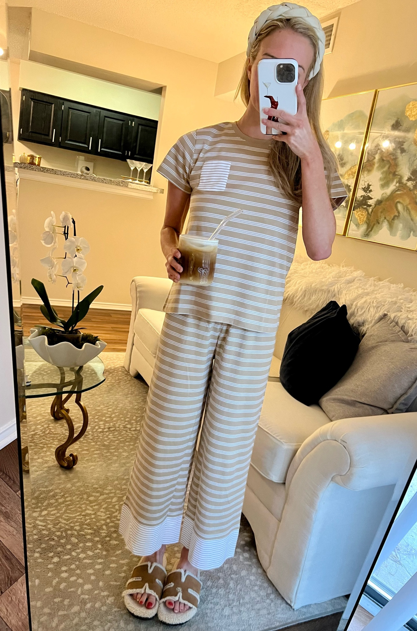 Finally got my hands on the Fall Lake pjs that have been out of stock in my size for weeks! I love this neutral soft brown color in the classic Pima fabric. 🧸🤎☕️ #pajamas #fall #cozy #lakepajamas 