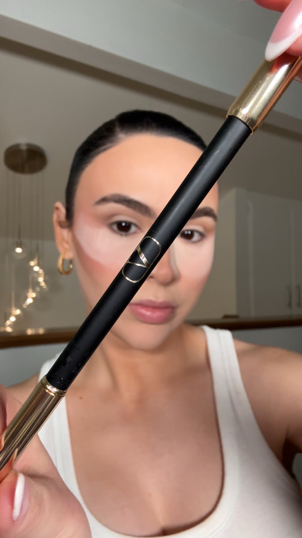 I tried the @valentino.beauty color graph black eyeliner for the first time, and I’m impressed! 😍 It’s richly pigmented, ultra-dark (just how I like it), incredibly creamy, and waterproof. Have you tried it yet or will you give it a go? 👀 

#makeupartist #makeup #makeupideas #eyeliner #makeupreview