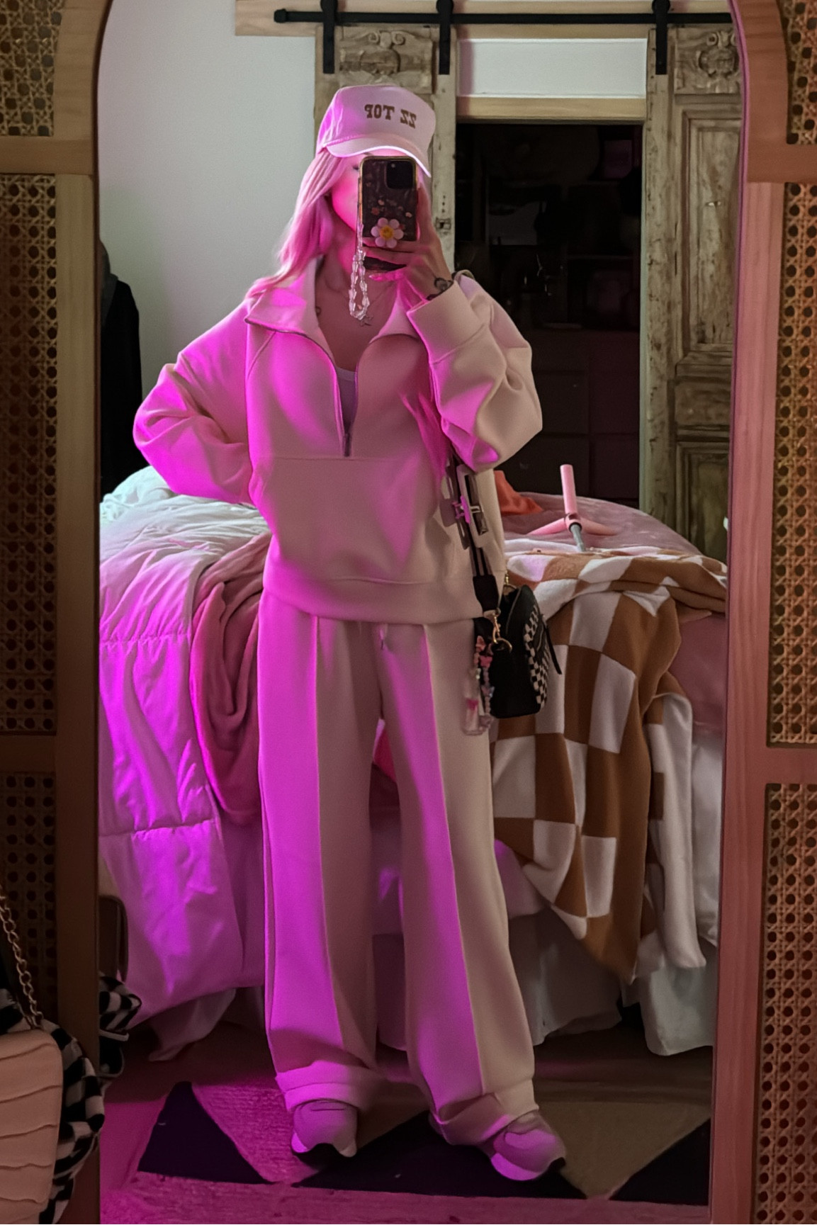 the softest sweat set 🫠 I want every color
5’0 height, the pants are long on me, rolled the bottoms :) 