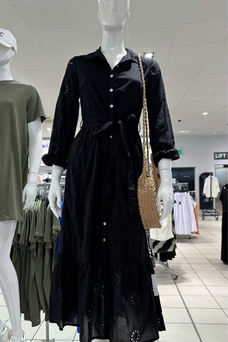If you like shirt dresses, I spotted this one yesterday. It’s a good length and lightweight and comes n black, white, blue and olive #summerdress