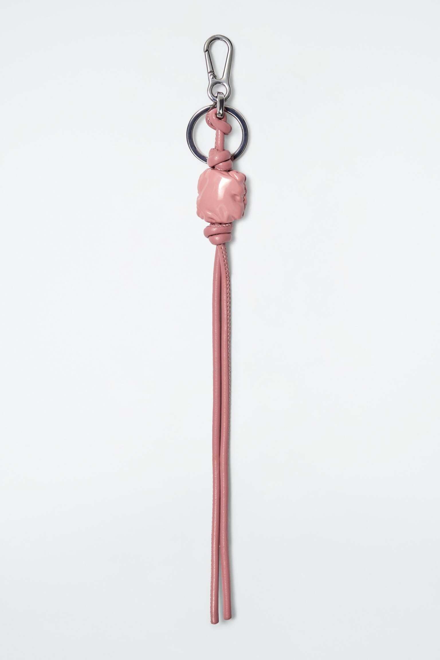 ANHÄNGER MIT STEPPDESIGN, PERLEN UND LEDERQUASTE - ROSA | COS (EU)