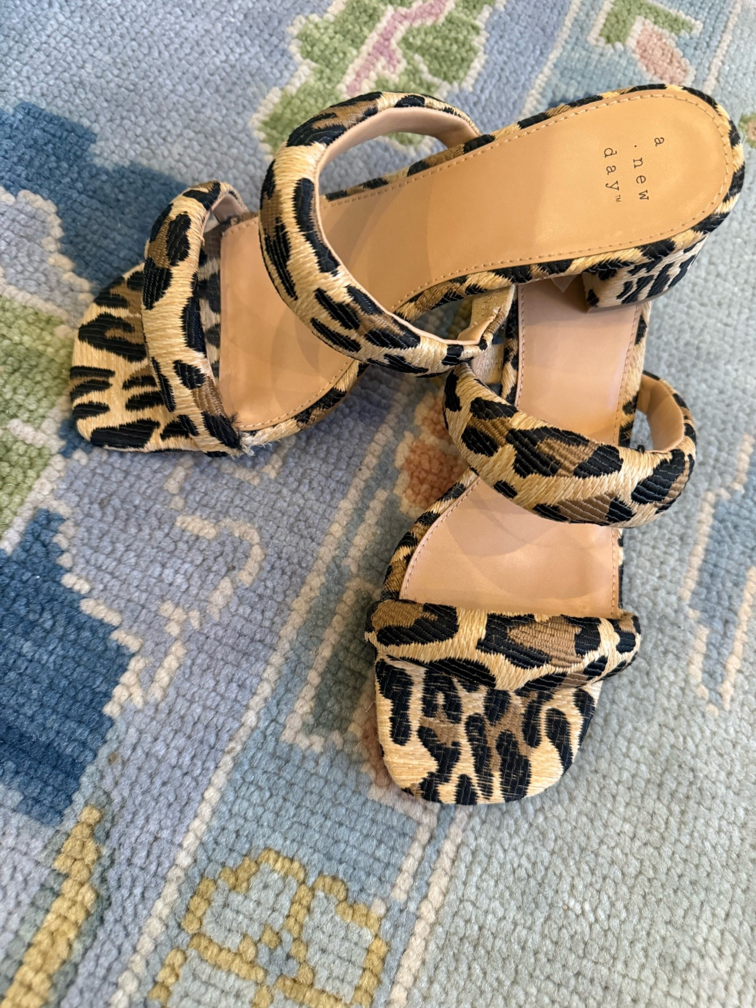 🐆 

Run TTS. Block heel super comfy

#LTKootd