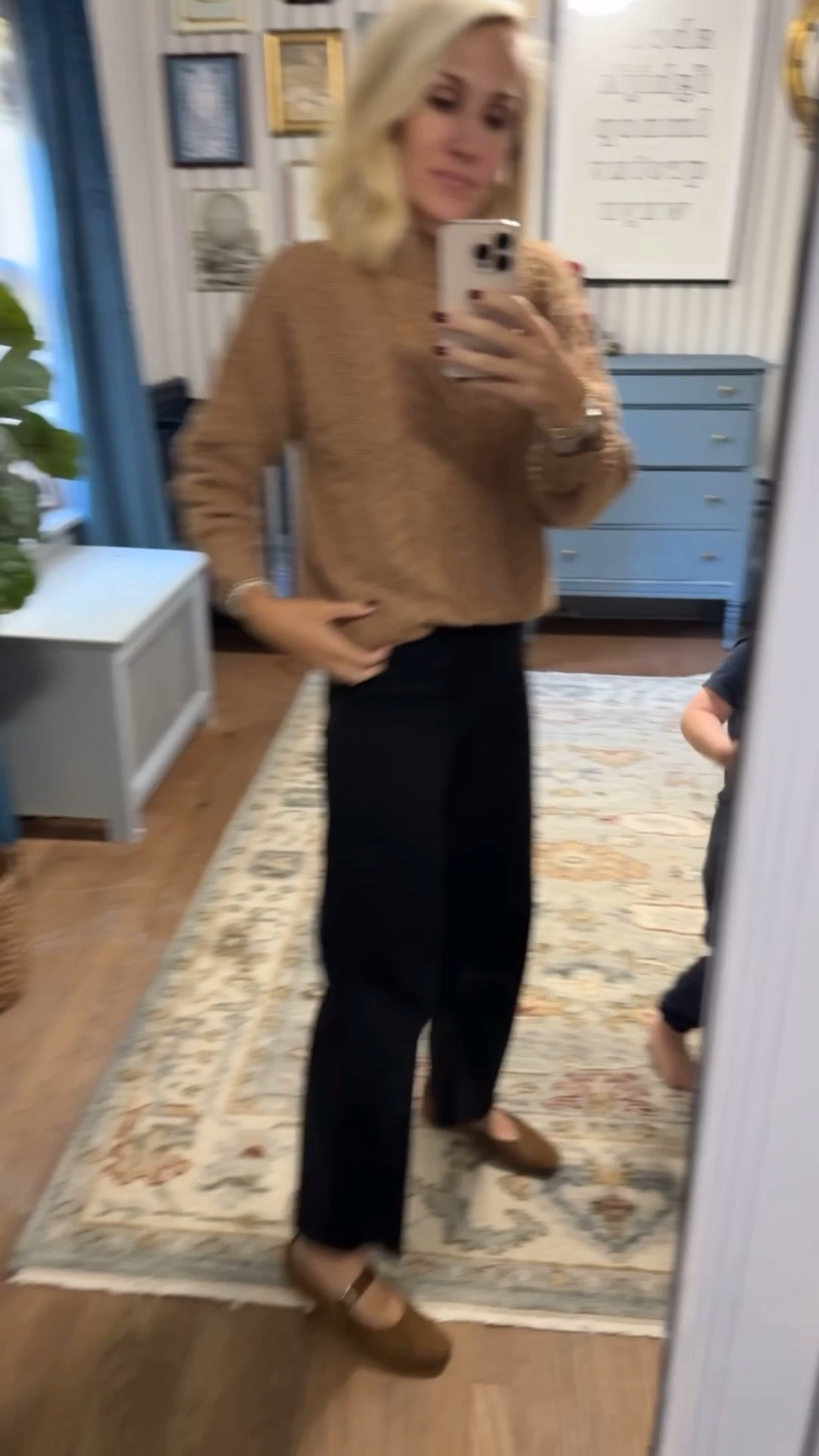 Size small sweater. Runs a bit large in my opinion!!!