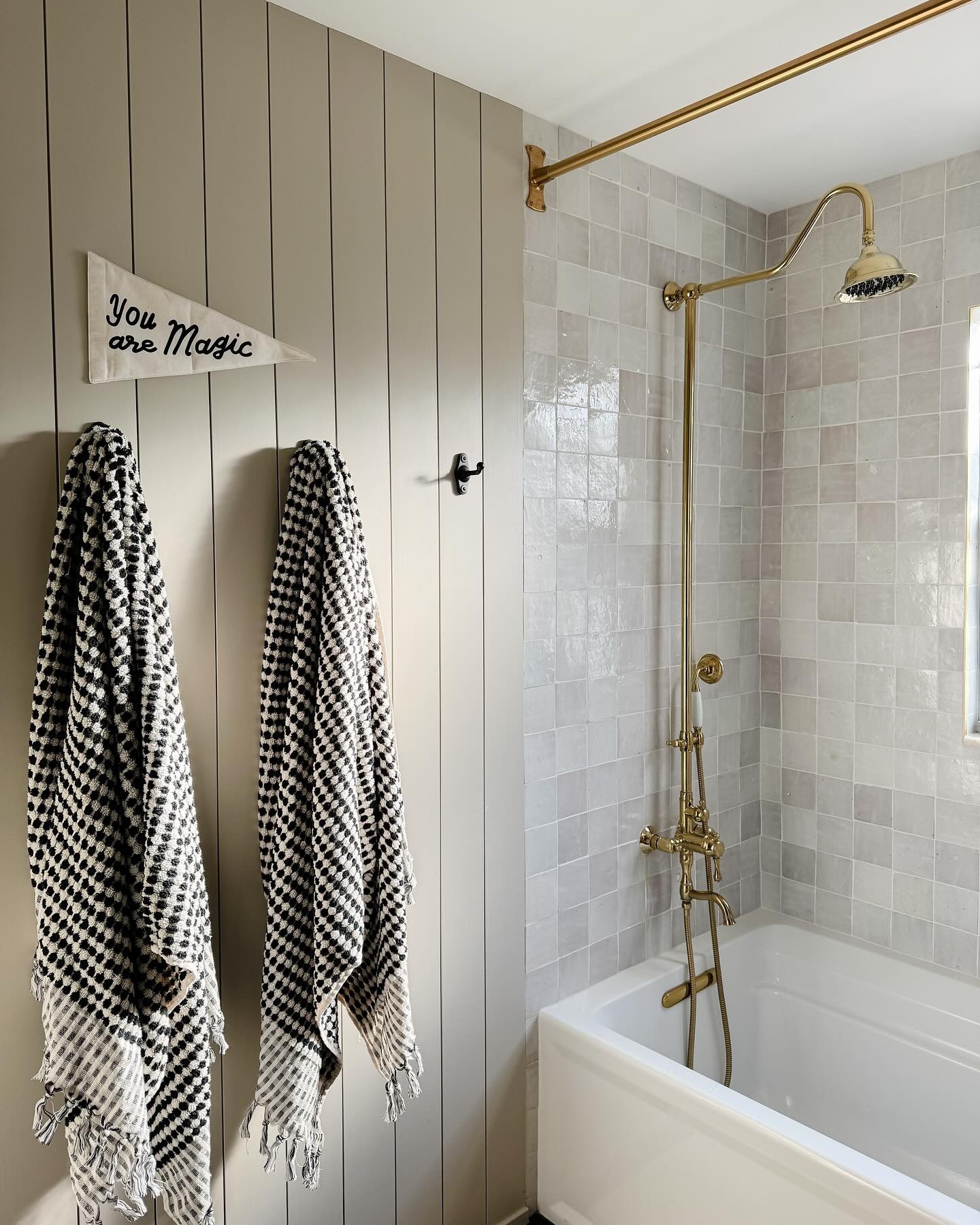 a little sunday deLIGHT in the kid’s bath 🌞

to maximize the natural light and functionality, we completely reworked the layout, starting with removing an intrusive shower wall. 

now, morning light pours into this room, reflects off the brass fixtures and carries down the stairs.