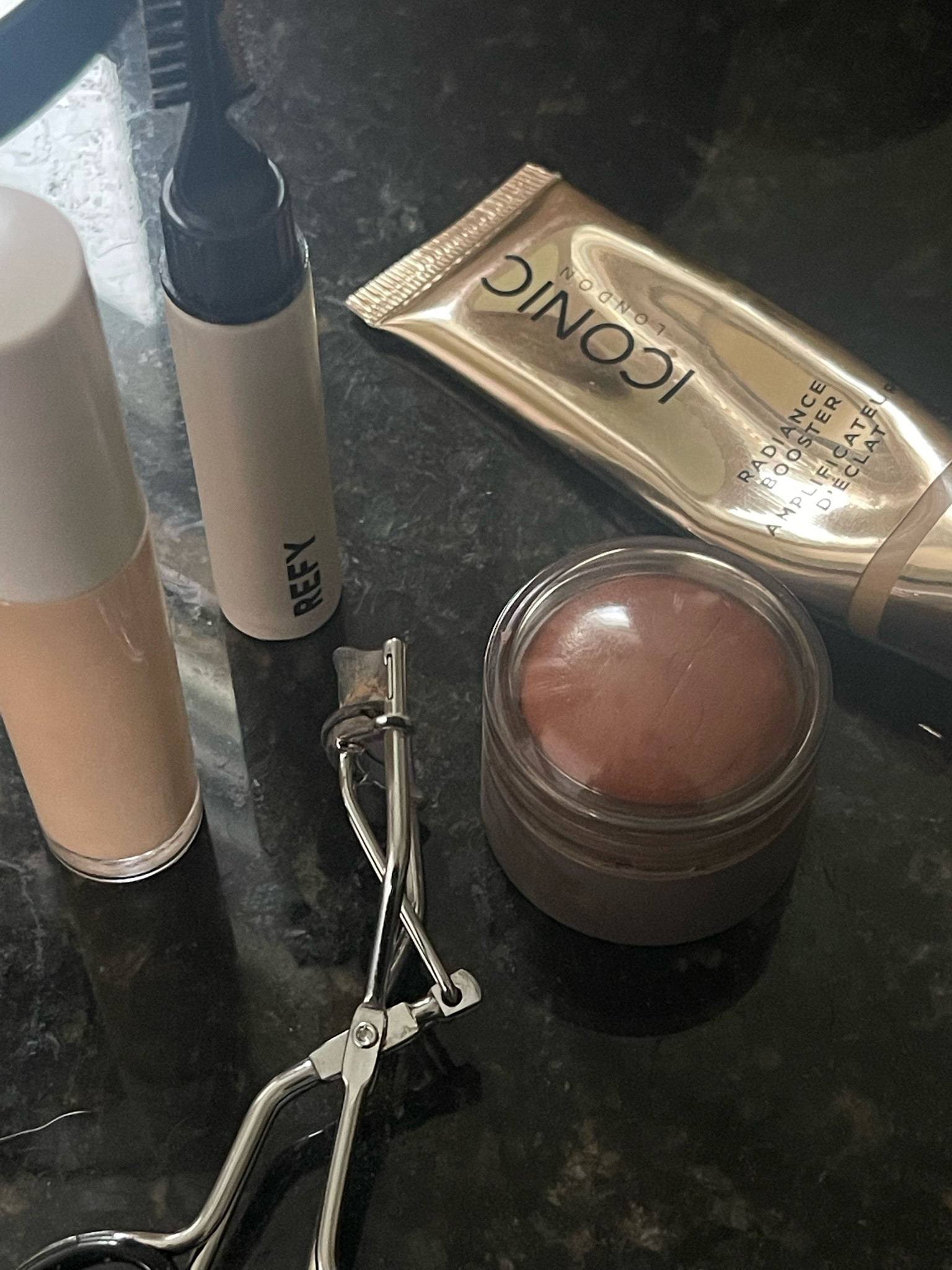 Illuminator: sand 
Concealer: fair warm
Blush: terracotta