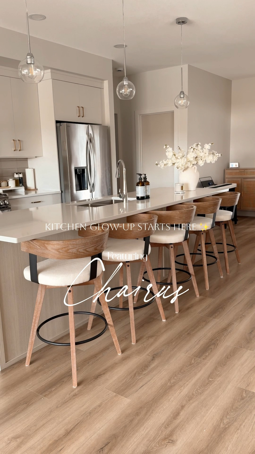 Minimal • Modern • COMFY 🤎
These EALSON 26"H Swivel Wooden Backrest counter stools check all the boxes 🙌🏻

✔️360° swivel
✔️Soft linen seat
✔️Supportive backrest
✔️Perfect counter height

✨Use code "VIDAL12" to save! ✨