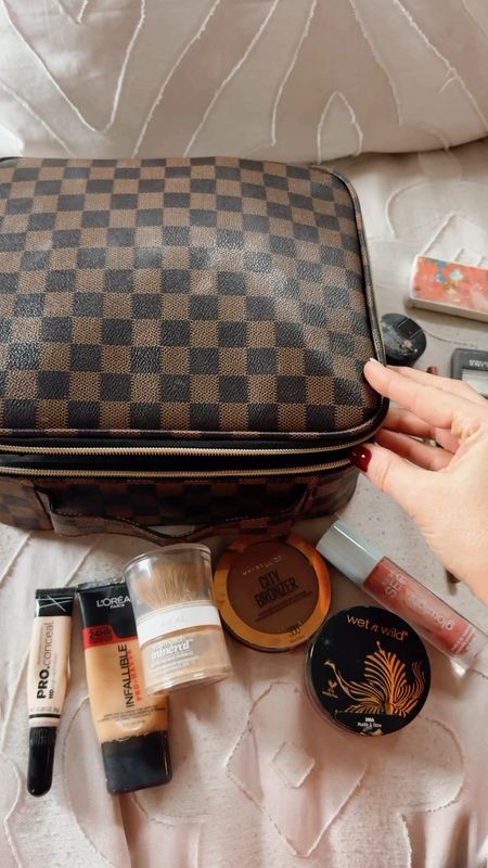 Here’s a peek inside my makeup bag!!!! It’s not clean and perfect but it’s real!!

#LTKfindsunder50 #LTKbeauty #LTKitbag