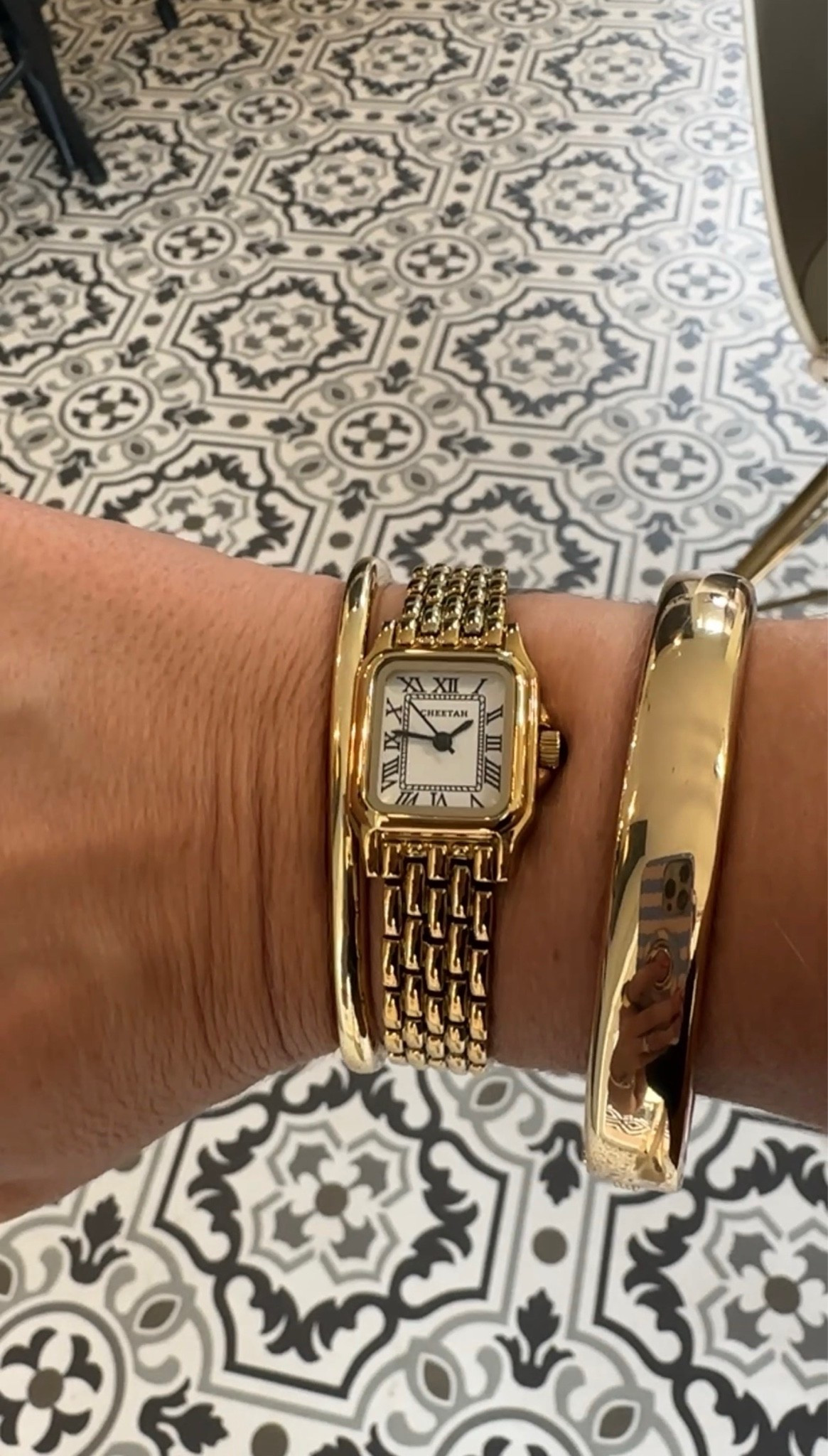 Loving this gold watch from Amazon! Goes with so many outfits and it’s Under $30 🤩 #amazonfinds

#LTKootd