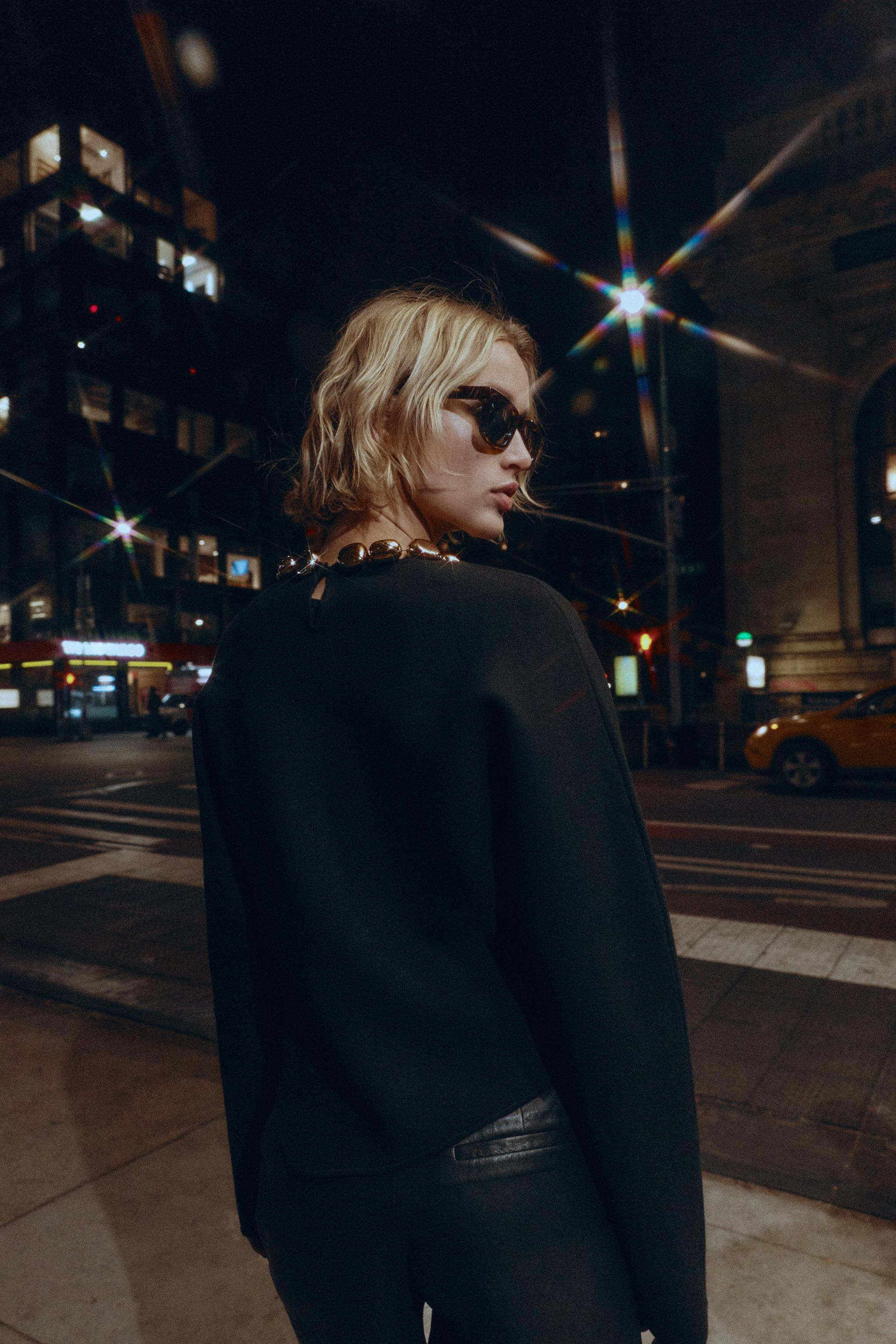 STRICKPULLOVER MIT METALLKUGELN AM KRAGEN | Zara DE