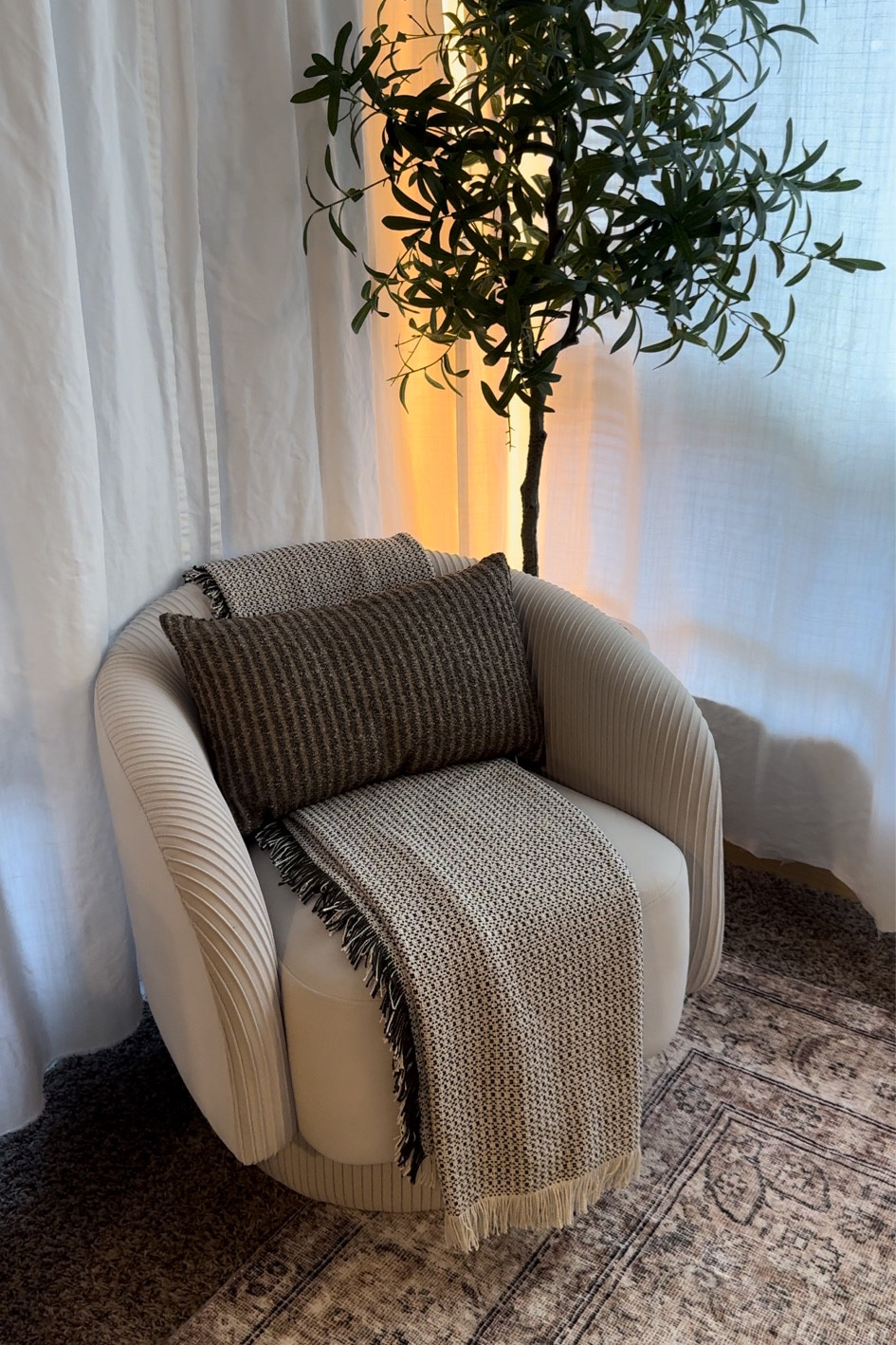 Accent chair & decor 🫶🏽✨#accentchair #homedecor

#LTKHome