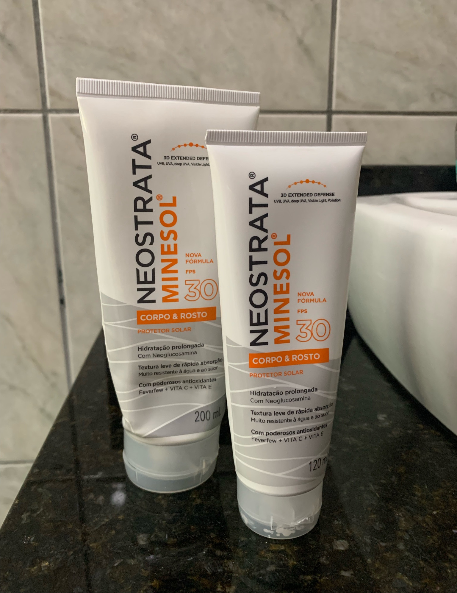  Meu protetor solar favorito tanto para o corpo quanto para o rosto. 

 O que mais gosto é que além de proteger ele tem alta hidratação e poderosos antioxidantes: FERVEFEW + VITAMINA C + VITAMINA E.

 Ele tem em 2 tamanhos: de 120 ml e 200 ml. 

 #garimpodakelly #skincare #hidratacao #protetorsolar #beleza #beauty #neostrata #minesol #vitaminac 

#LTKbeauty #LTKtravel #LTKbrasil