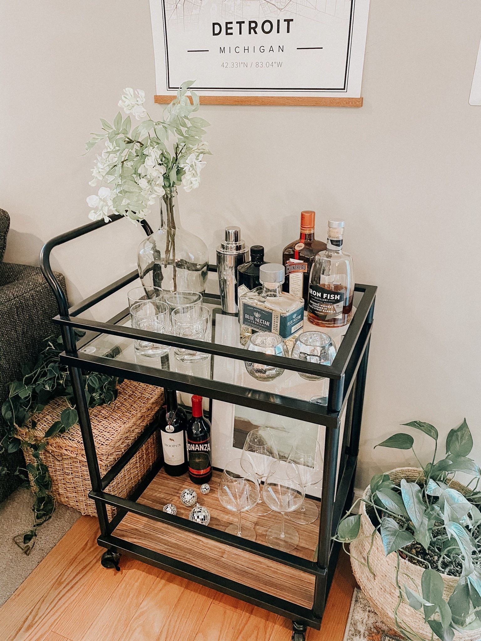 A well-stocked bar cart is one of my entertaining essentials. These faux florals add just the right touch! See how to style them in my post on the blog (link in bio!) 

 #barcart #entertaining #hosting #fauxflorals #fauxflowers #floralarrangement #LTKHome