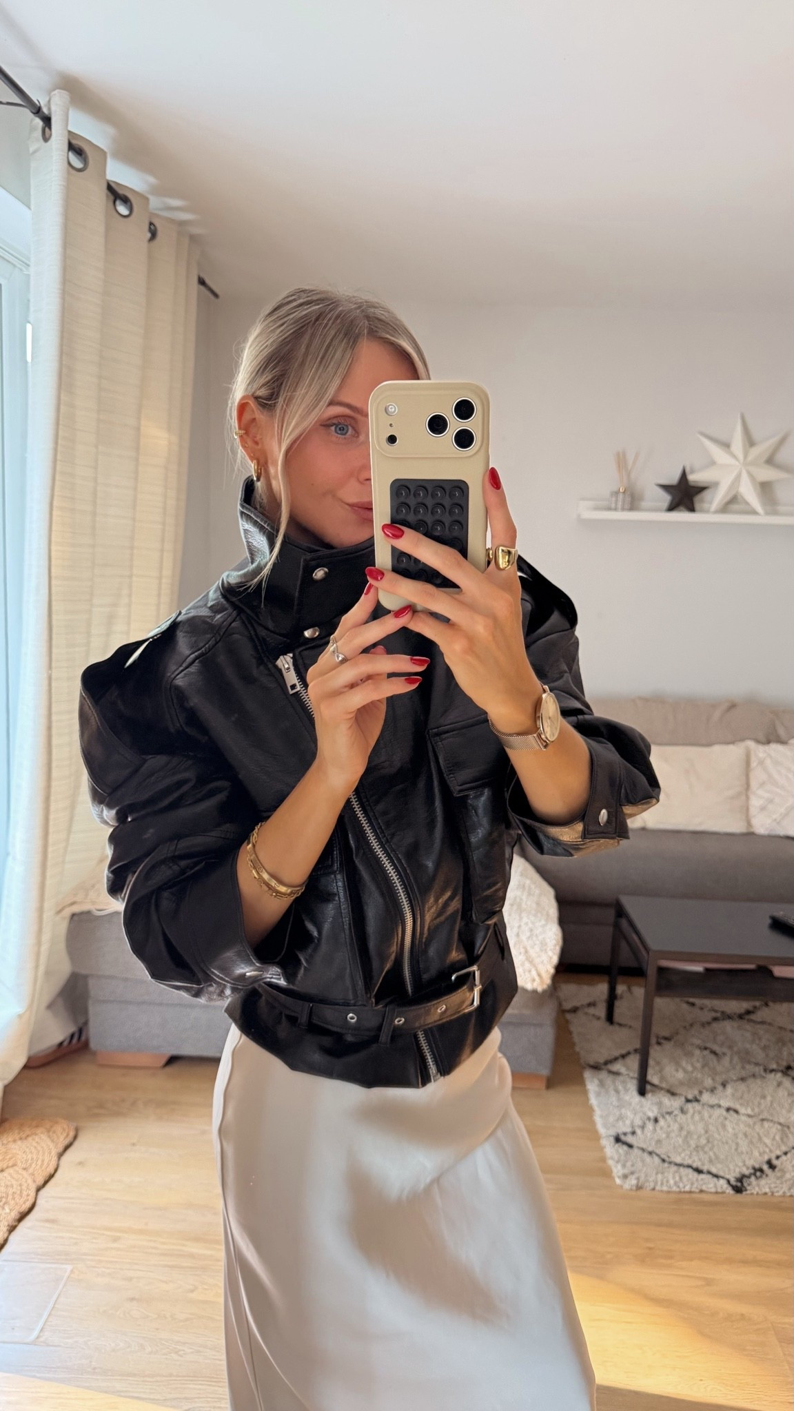 We might be in the middle of a heatwave but you know I can’t resist a good jacket 👀

#dailyoutfitinspo #bikerjacket #hmxme 

Autumn outfits , transitional autumn outfit , satin midi skirt , funnel neck jacket

#LTKautumn #LTKuk