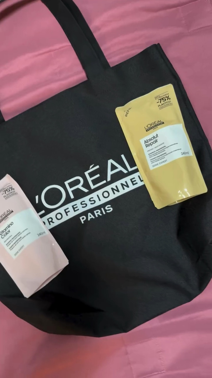 NOVIDADE SUSTENTÁVEL DE L’ORÉAL PROFESSIONNEL! 
L’Oréal Professionnel acaba de lançar uma inovação que une beleza e consciência ambiental: os novos refis para as linhas Absolut Repair e Vitamino Color! 
Com essa novidade, você ajuda o planeta reduzindo em até 75% o uso de plástico comparado às embalagens tradicionais. Uma escolha mais inteligente para você e mais gentil com o meio ambiente. 
E os cuidados com os fios continuam impecáveis:

Absolut Repair – É a linha perfeita para cabelos danificados e sensibilizados. Sua fórmula com proteína de quinoa dourada repara intensamente a fibra capilar, devolve força, maciez e brilho sem pesar. Ideal para quem passou por químicas ou sente os fios frágeis.

Vitamino Color – Desenvolvida para cabelos coloridos, ela protege a cor por mais tempo e mantém os fios luminosos e saudáveis. Enriquecida com resveratrol, um poderoso antioxidante, a linha combate o desbotamento e preserva a vitalidade da cor até a próxima coloração.

Agora você cuida dos cabelos com alta performance e ainda faz parte de um movimento mais sustentável na beleza profissional.

Beleza com propósito. Com @lorealpro_education_brasil !
.
.
#RefilLorealPro #publicidade 
#LorealProfessionnel #AbsolutRepair #VitaminoColor #BelezaSustentável #RefilLoreal #CuidadosComOCabelo #HairCare #ecofriendlybeauty