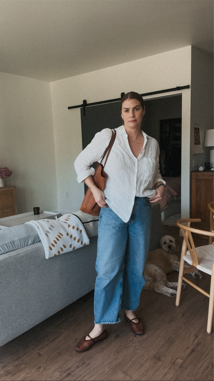 These brown, mary jane jellies are the perfect transition shoe and at such a great price point!

Comment ‘SHOP’ for the link 🤎

#maryjaneshoes #jellies #intentionallyblank #transitionshoes #midsizefashion #midsizefallfashion