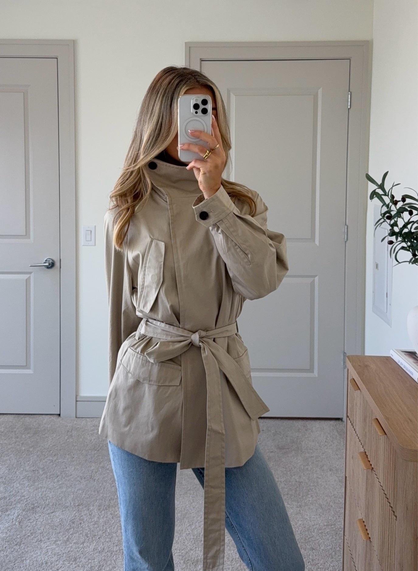 the perfect mid length trench coat for fall @Aritzia 🤎☁️ wearing size small!
#aritziapartner