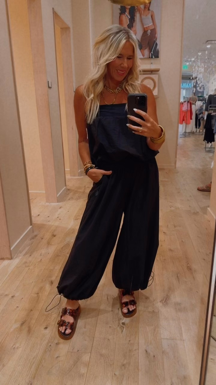 OK, this is the set that I tried on that. I absolutely love it and I can pull it off so I think I’m gonna be going back for.!  

It’s a two piece set and then you can cinch up the bottoms to make it more of a jogger style or leave it a little bit wide or loose. I like the jogger style to this one super comfortable oversize and it makes you look like it’s a jumpsuit, but it’s not it’s two pieces.

For size reference 
5’7 
138 pds  
Wearing a size small

#LTKdayinmylife #LTKgrwm #LTKmomlife