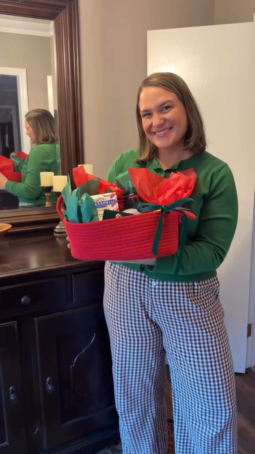 Build the cutest Brr Basket with me! 🎅🏼🎄
.
 Holiday Gift | Christmas Present | Affordable Idea 
#bestsoda, #guttok, #olipoparmy #brrbasket @drinkolipop