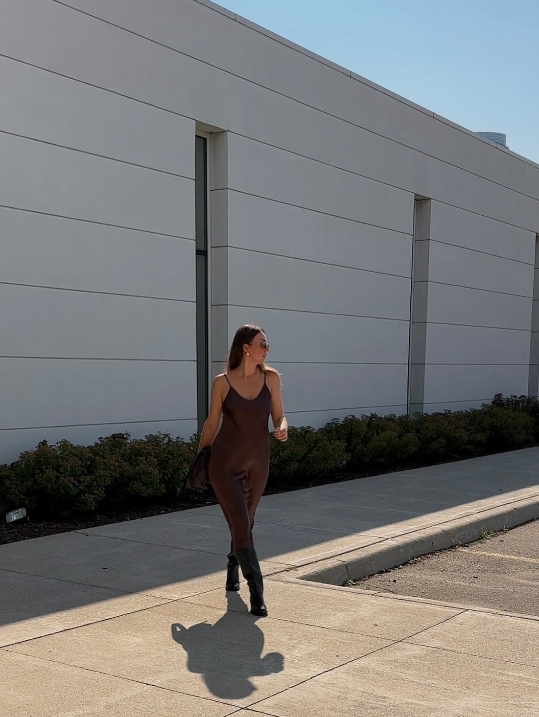 Silky on the skin and in this rich brown, it’s everything 🤎 @silksilky_official 

Dress: @silksilky_official 
Shoes: @massimodutti 
Bag: @cosstores 
Watch: @toryburch 
Earrings: @winners 

#Silksilky
#Silksilkystyle
#NaturalSilkExpert