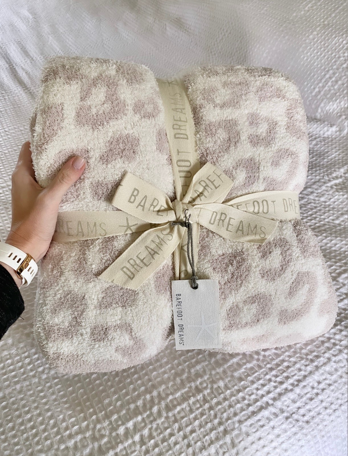 The softest throw blanket! 🤍

barefoot dreams // Amazon find // found it on Amazon // home decor // gift guide for her // soft and cozy blanket // Christmas gift ideaas


#LTKHome #LTKFindsUnder100 #LTKSaleAlert