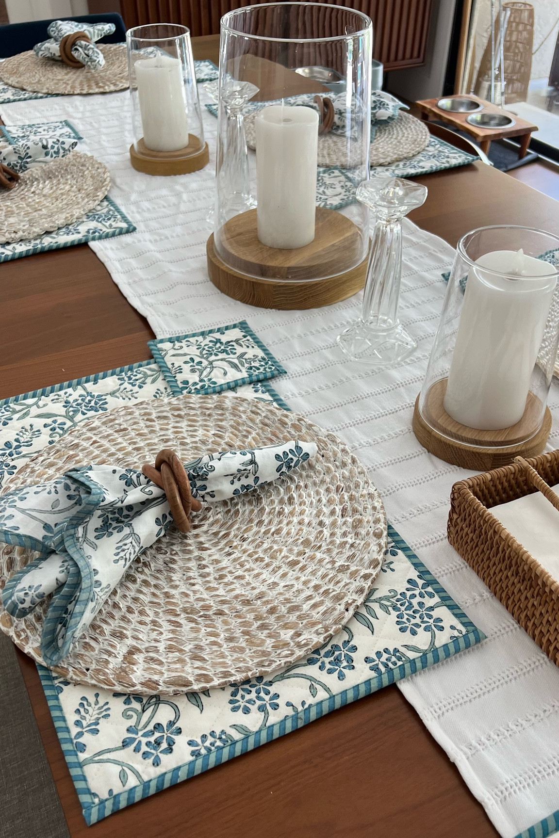 Summer table! 
Obsessed with blue and white for summer tables 🤍
